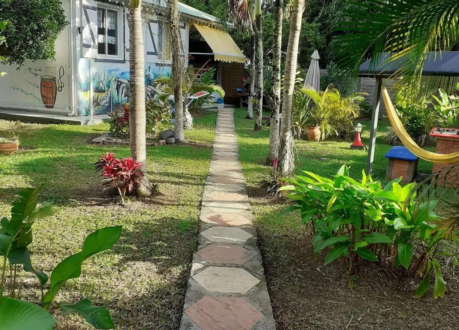 Prázdninový dům Bungalow Charmant A Sainte-Rose Avec Terrasse Et Piscine